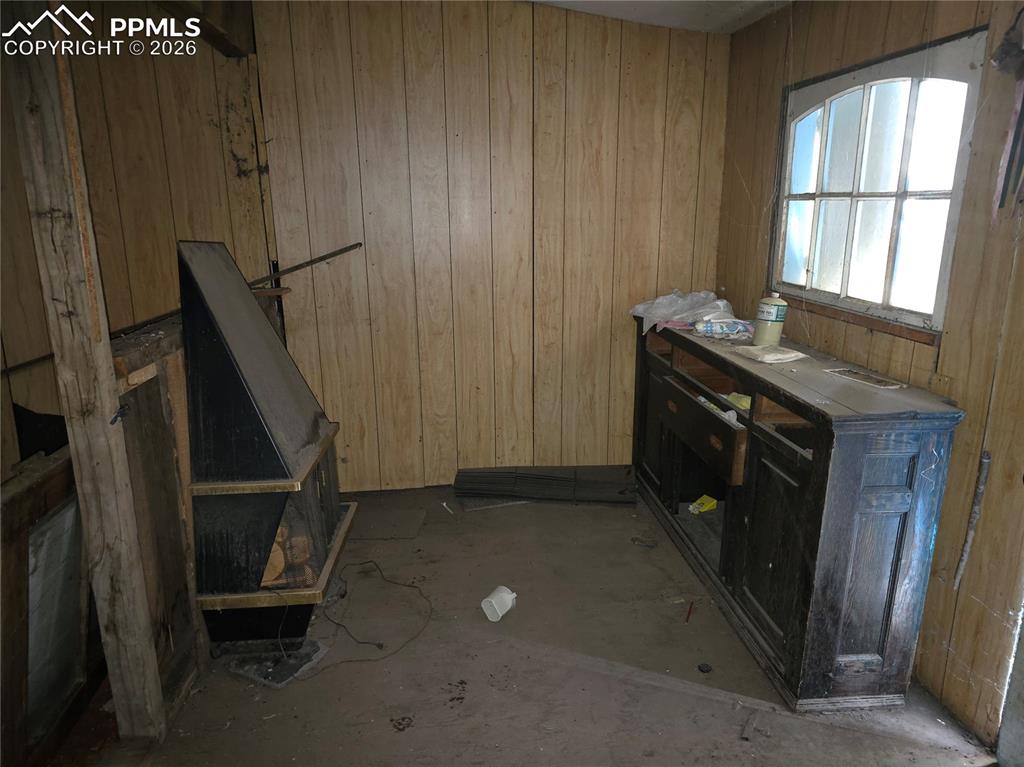 Image 10 of 16: Kitchen Area