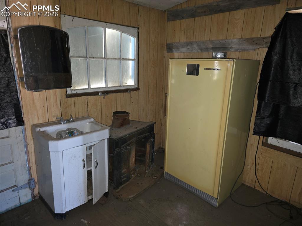 Image 9 of 16: Kitchen Area