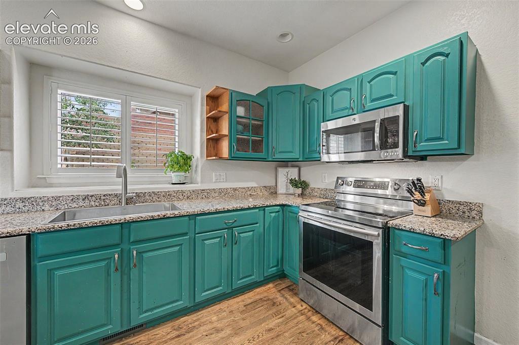 Image 10 of 45: Kitchen