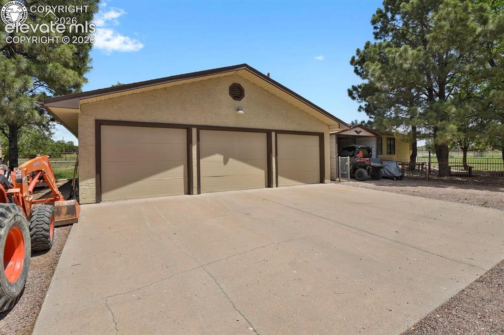 Image 5 of 10: Three Car Garage