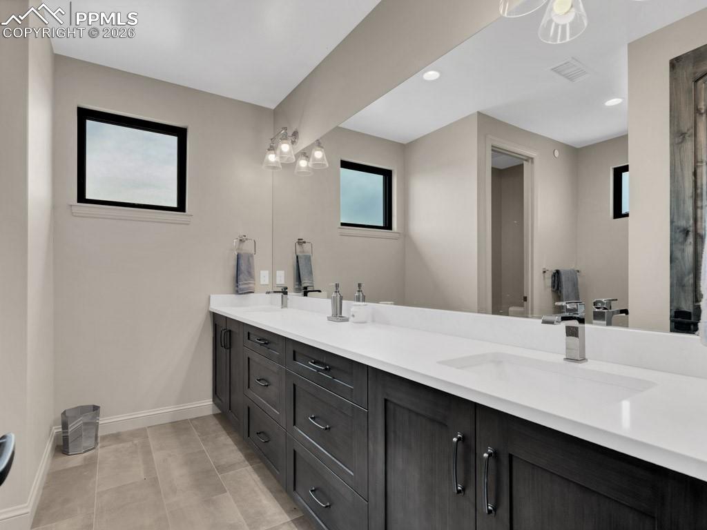 Image 23 of 43: Bathroom