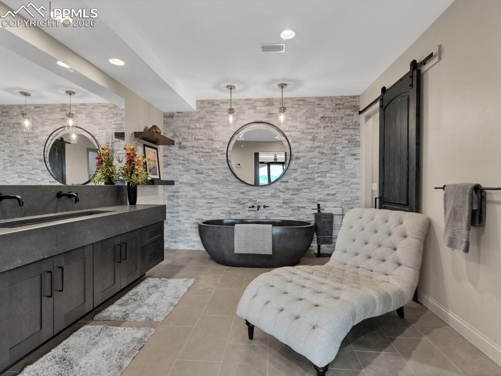 Image 27 of 43: Bathroom