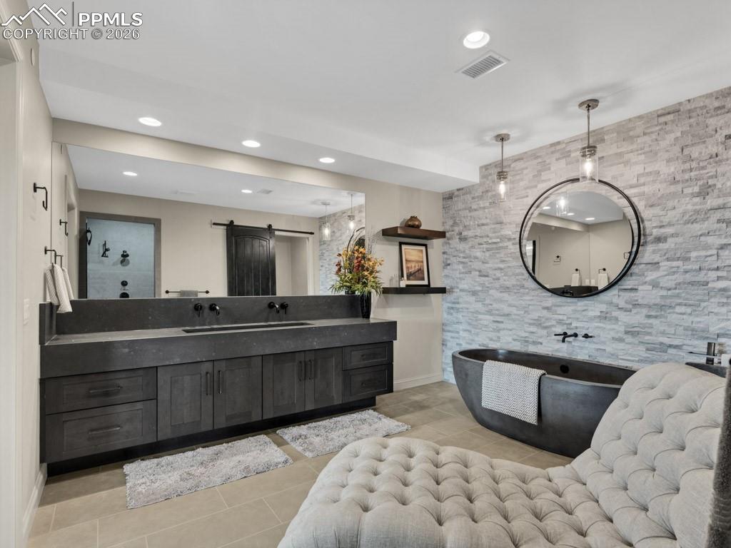 Image 28 of 43: Bathroom