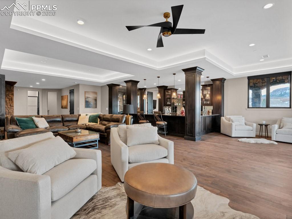 Image 31 of 43: Lobby