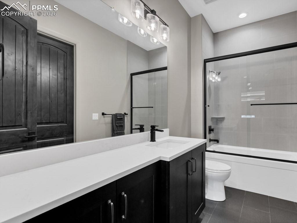 Image 35 of 43: Bathroom