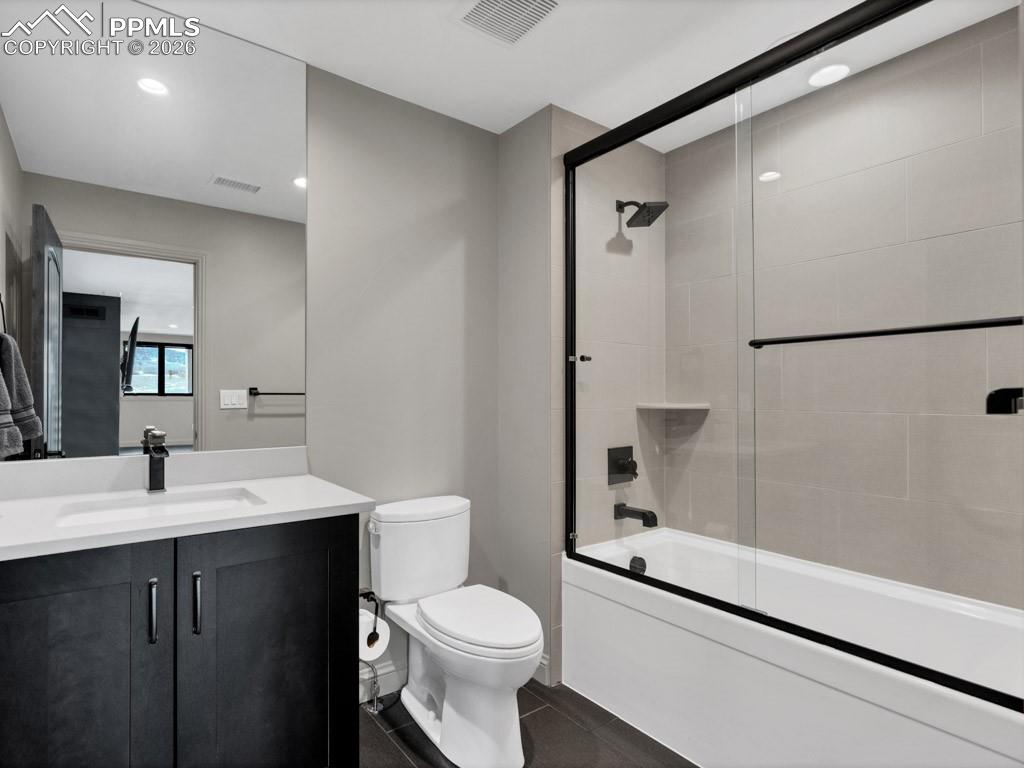 Image 40 of 43: Bathroom