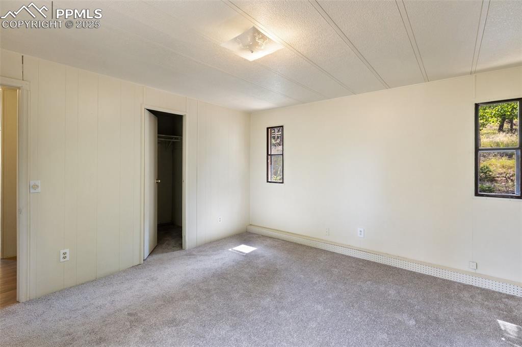 Image 15 of 36: Bedroom