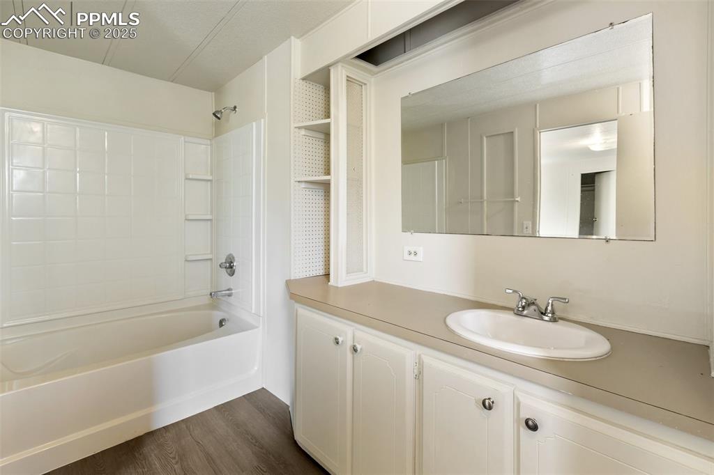 Image 16 of 36: Bathroom