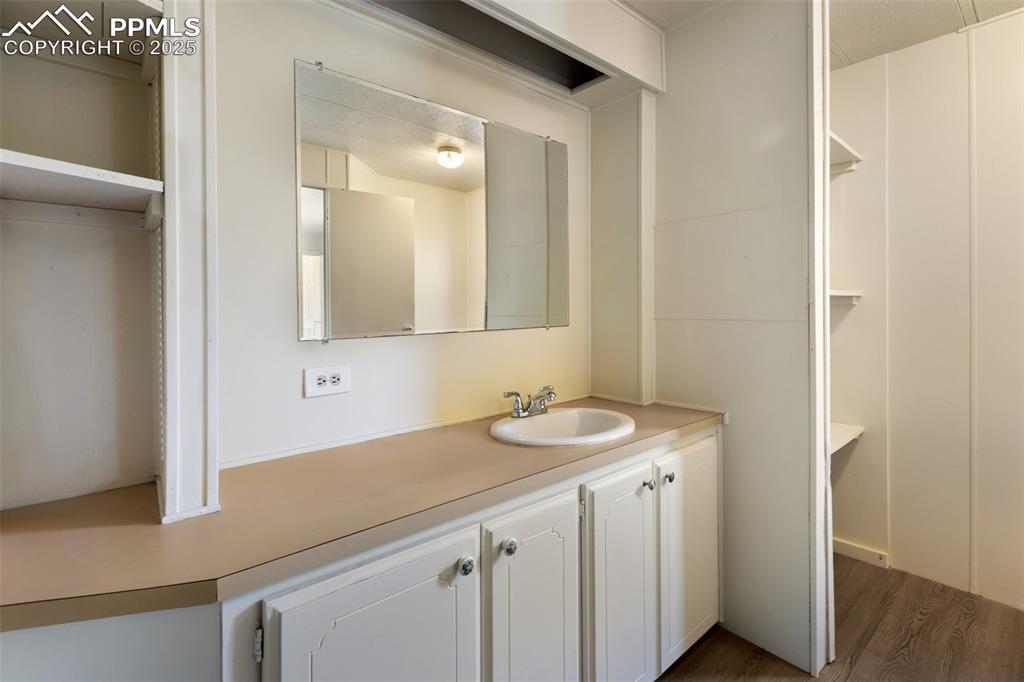 Image 17 of 36: Bathroom