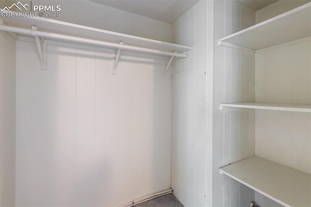 Image 21 of 36: Closet