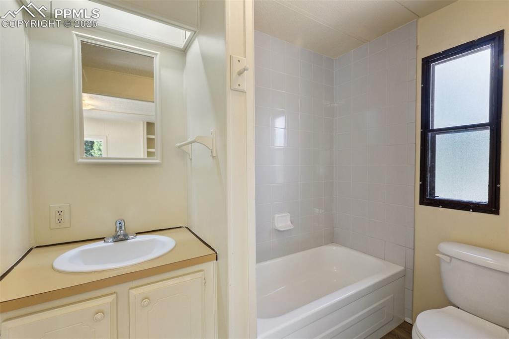 Image 23 of 36: Bathroom