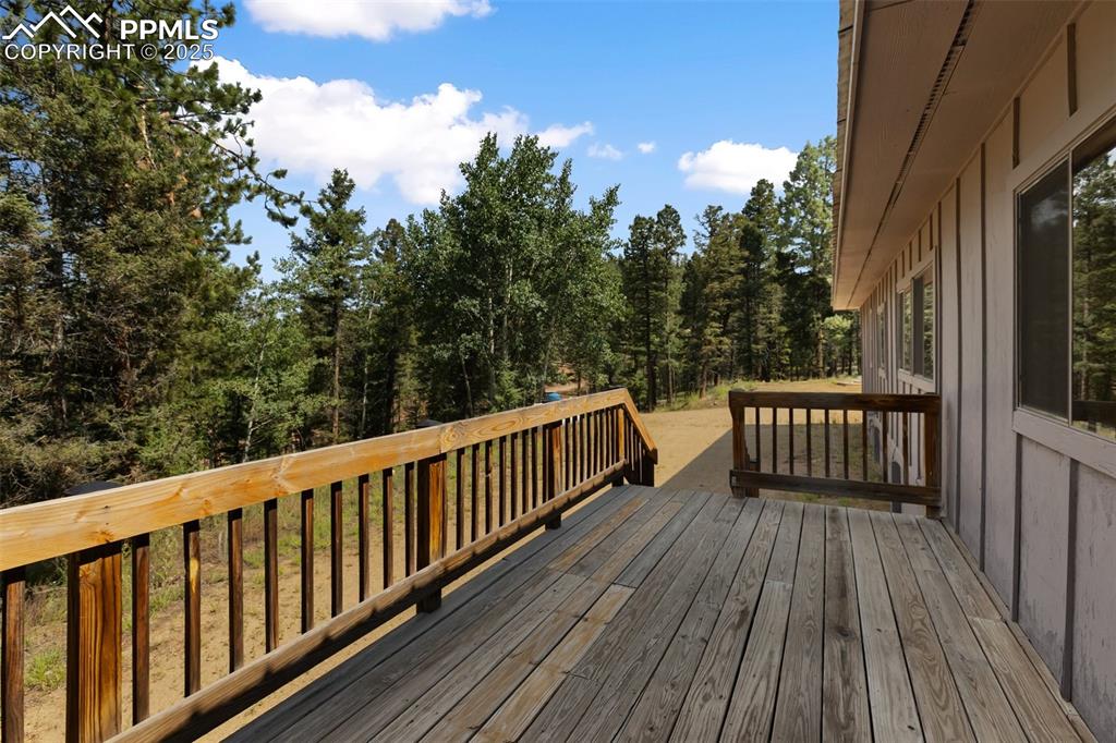 Image 32 of 36: Deck