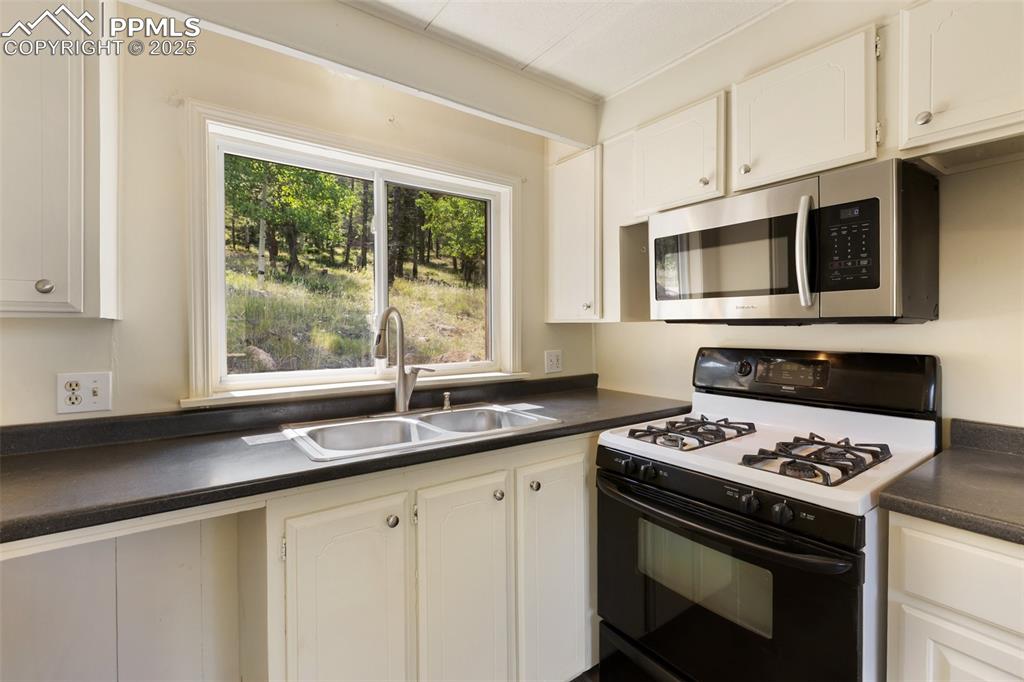 Image 7 of 36: Kitchen