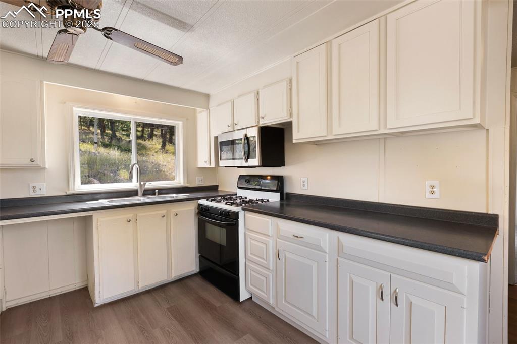Image 9 of 36: Kitchen