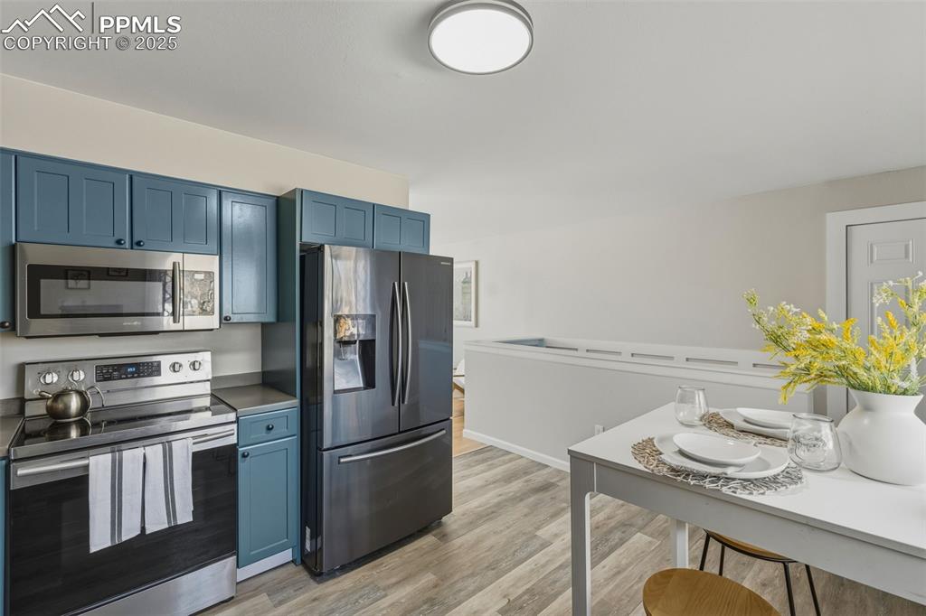 Image 10 of 50: Kitchen