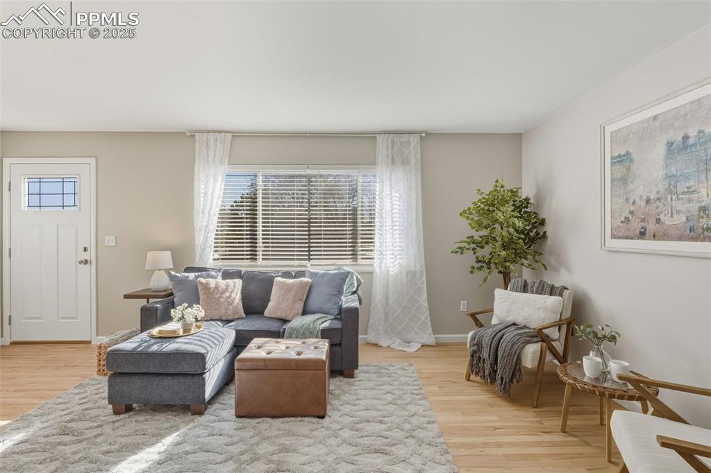 Image 4 of 50: Living Room