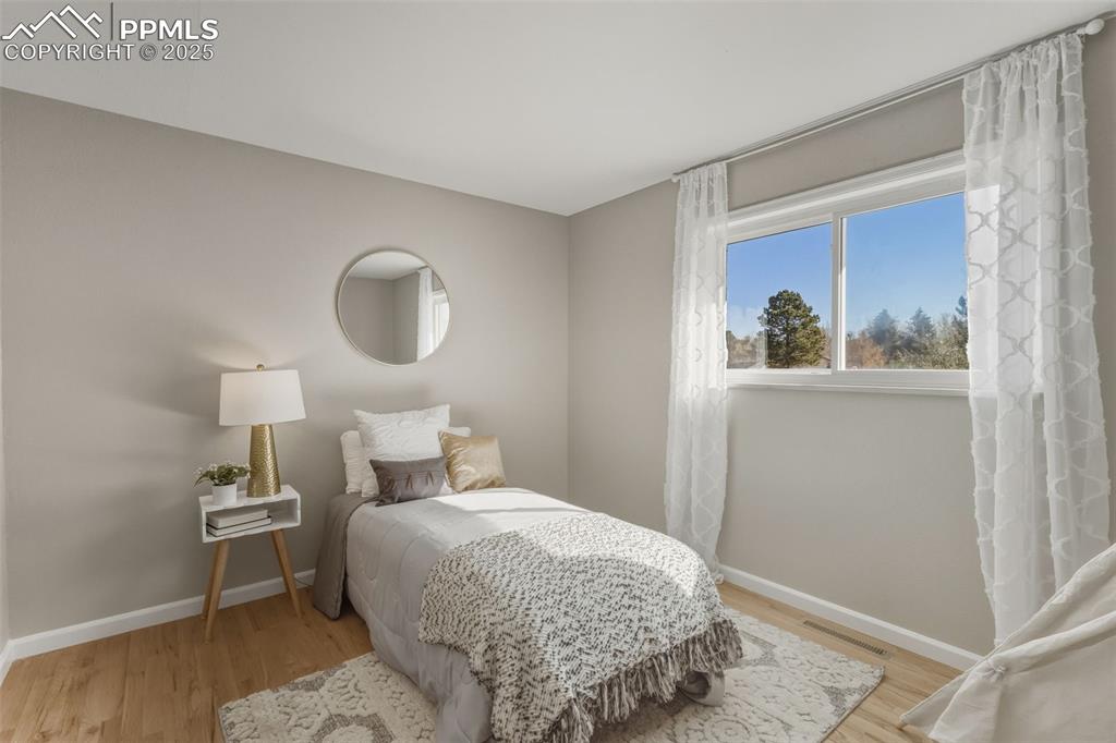 Image 6 of 50: Bedroom