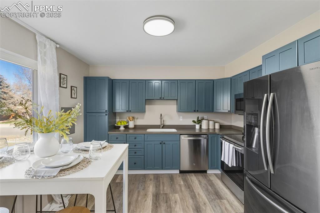 Image 9 of 50: Kitchen