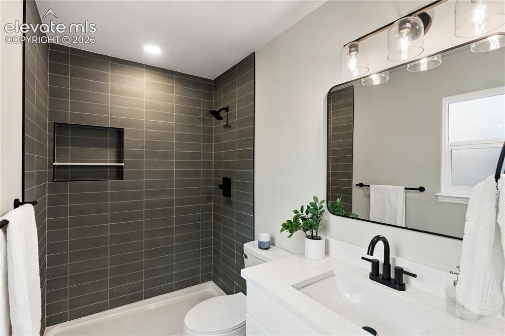 Image 13 of 28: Bathroom