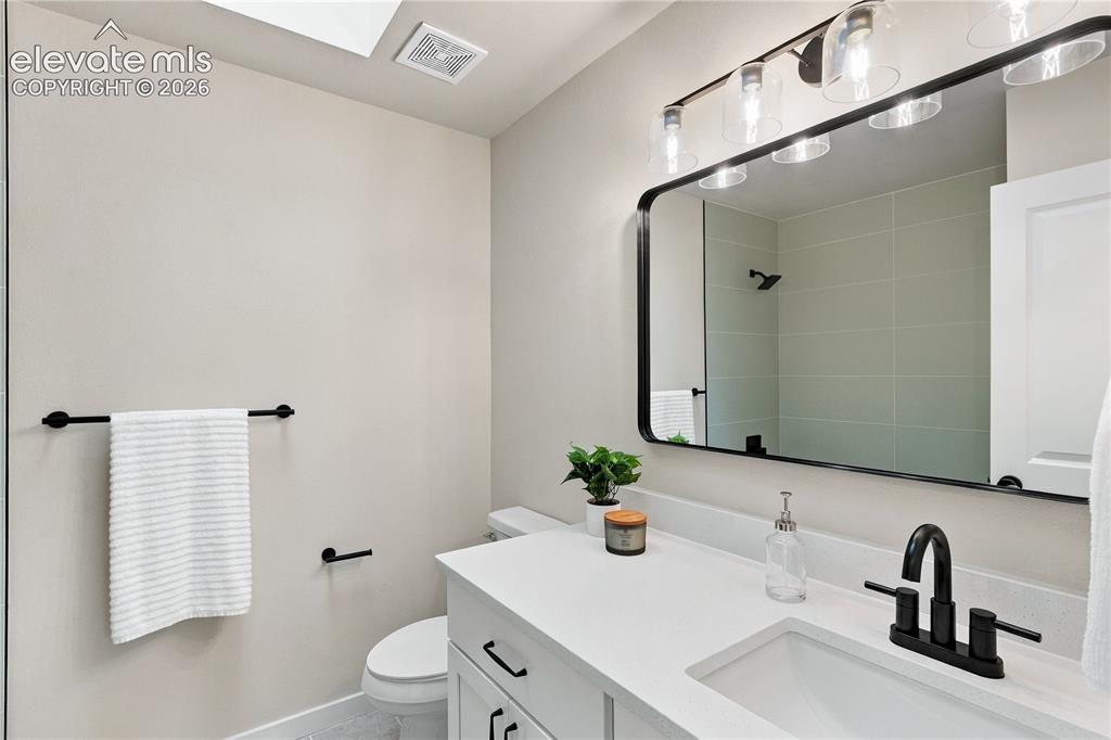 Image 16 of 28: Bathroom
