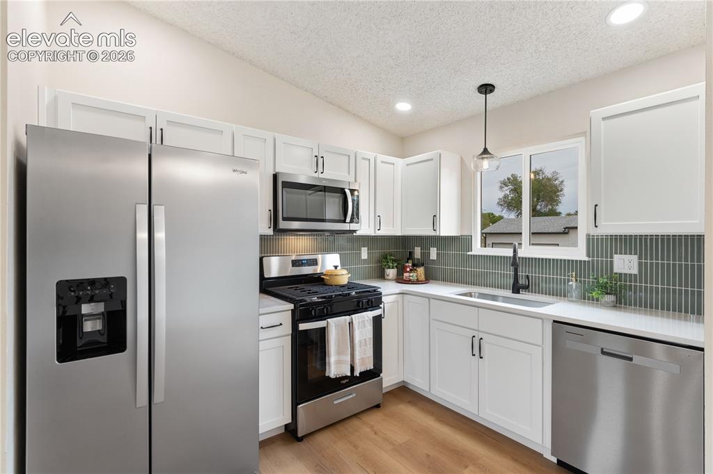 Image 9 of 28: Kitchen