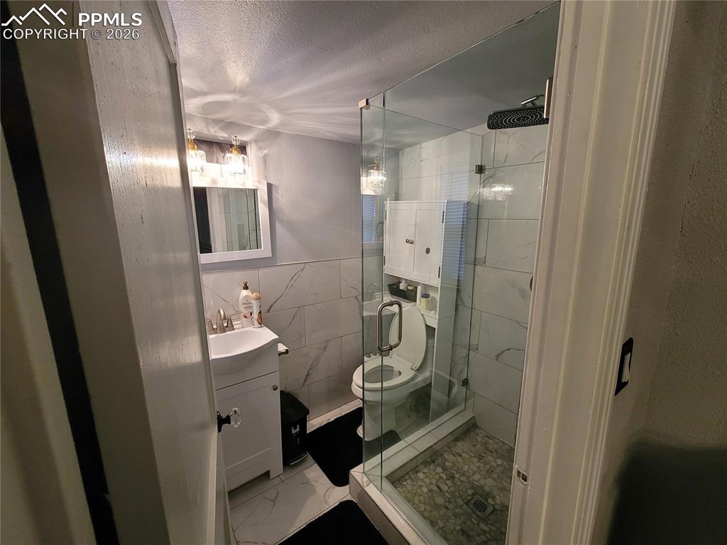 Image 8 of 21: Bathroom
