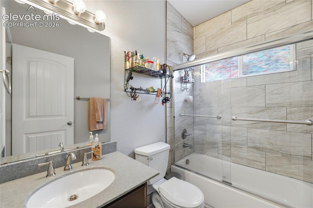 Image 17 of 36: Bathroom