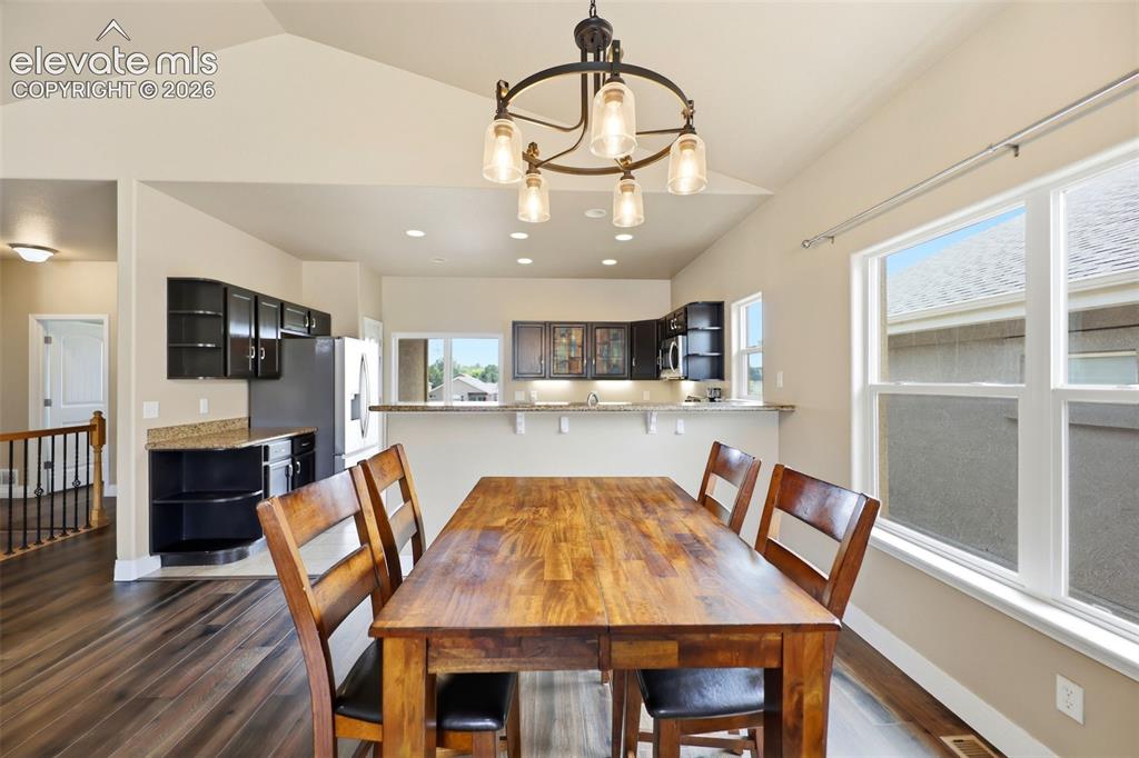 Image 7 of 36: Dining Area