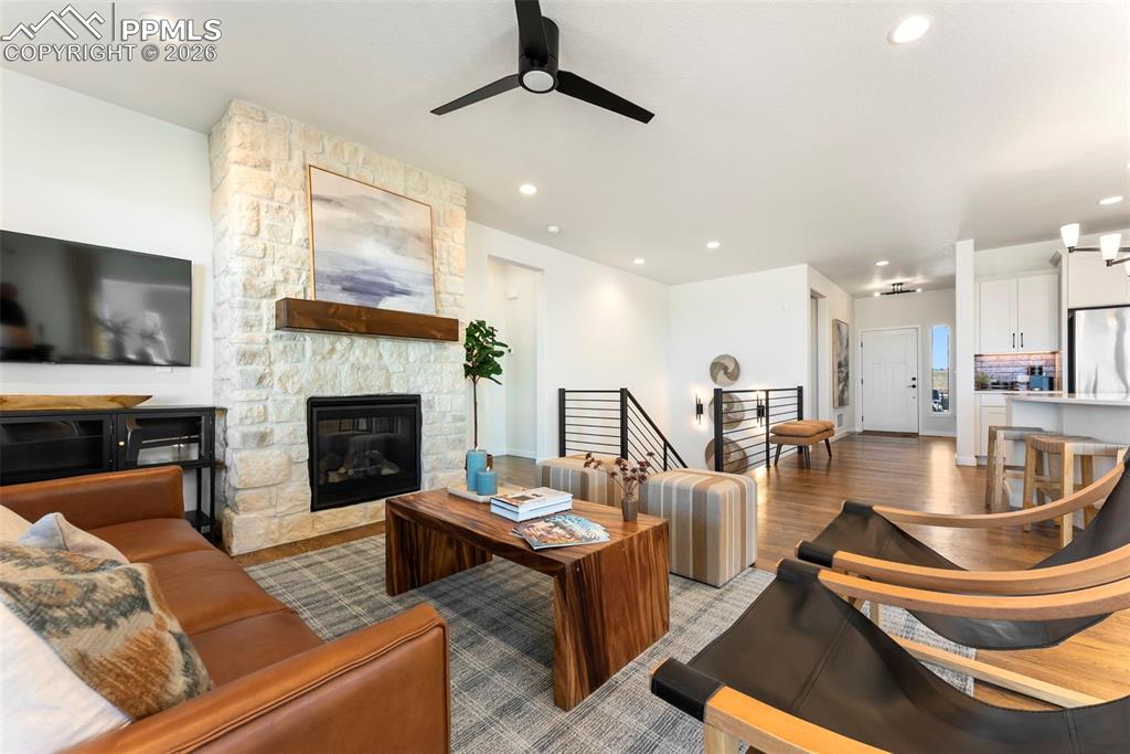 Image 2 of 6: Living Room