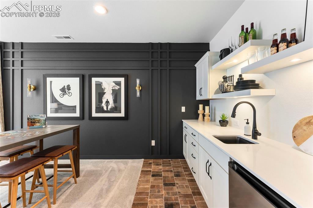 Image 4 of 6: Kitchen