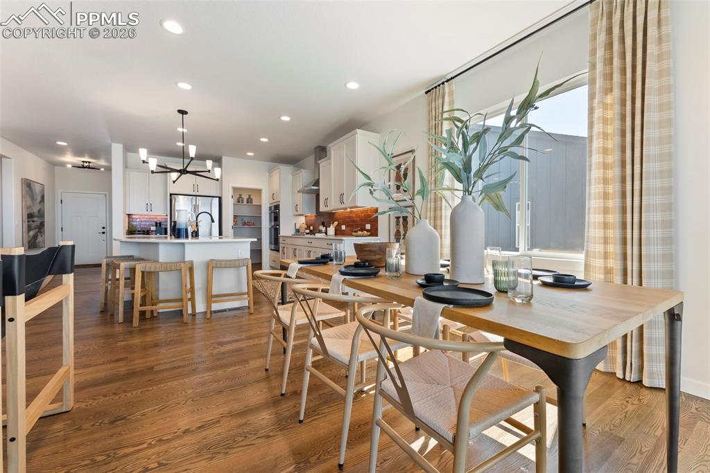 Image 5 of 6: Dining Area