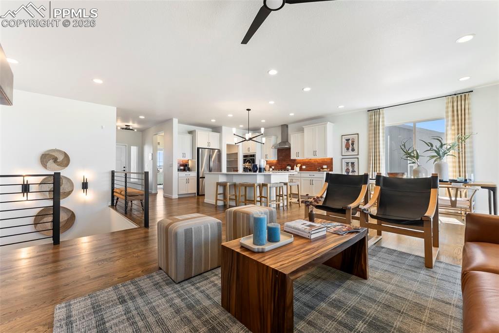 Image 6 of 6: Living Room