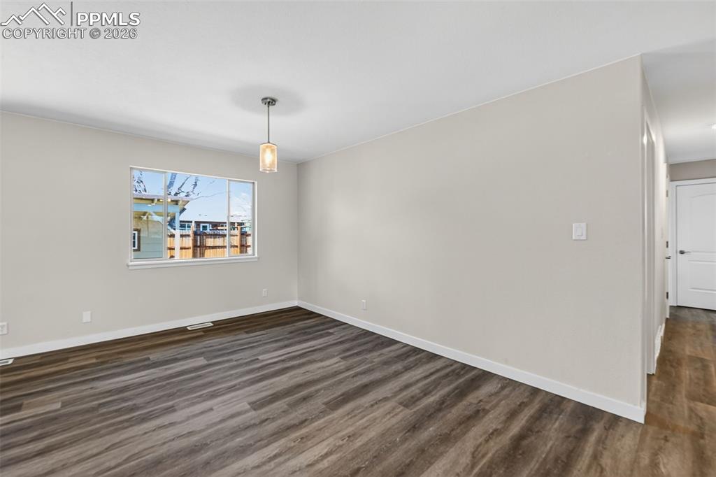 Image 16 of 35: Dining Area