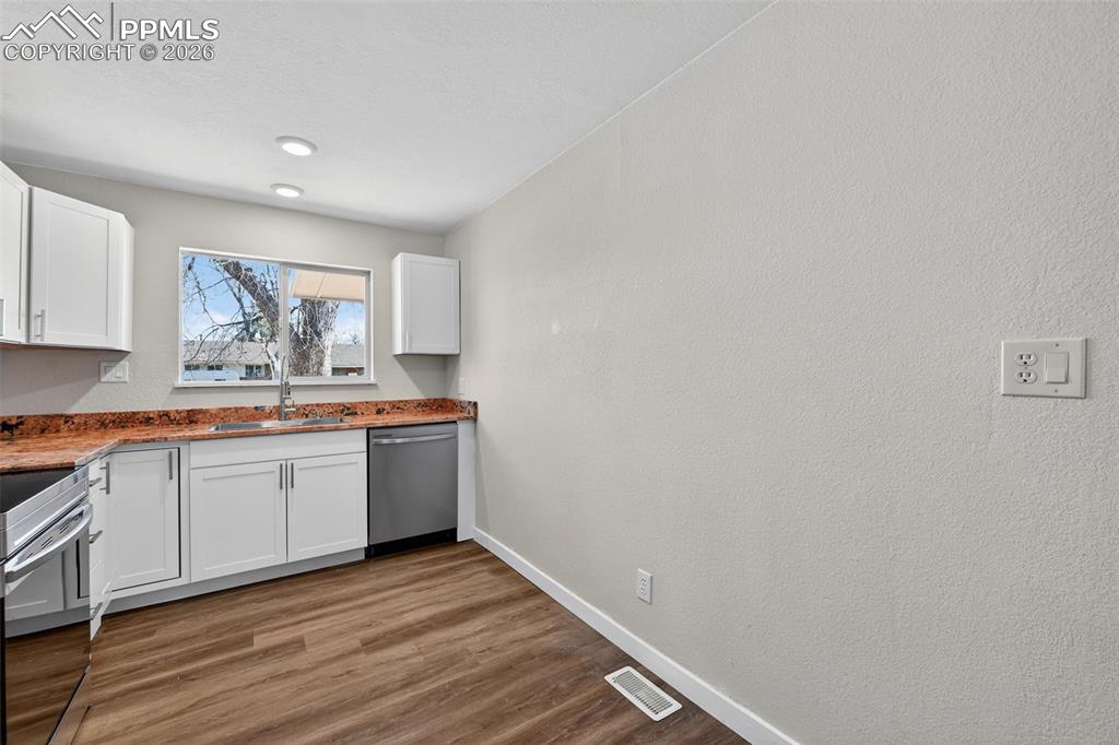 Image 17 of 35: Kitchen