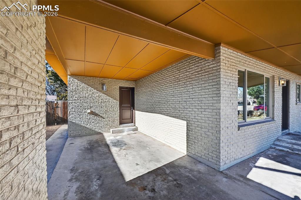 Image 25 of 35: Entry