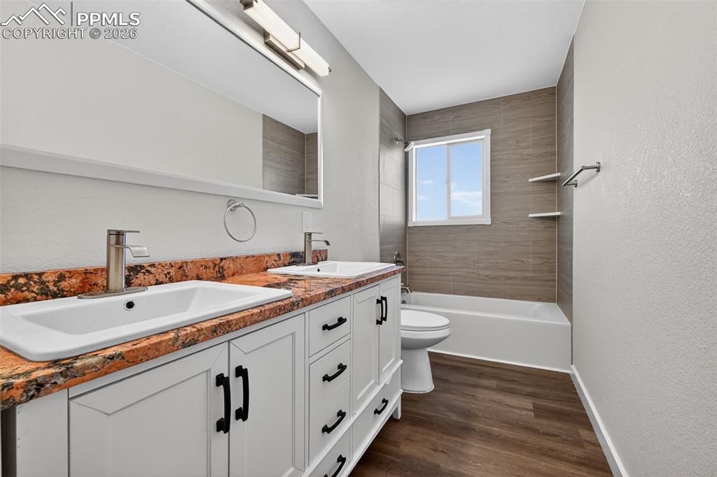 Image 4 of 35: Bathroom