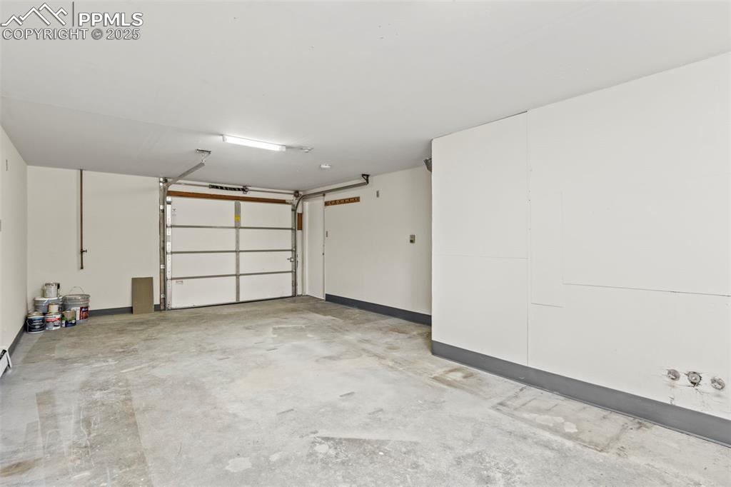 Image 36 of 44: Oversized Garage with heating- perfect for workshop/hobbies, etc
