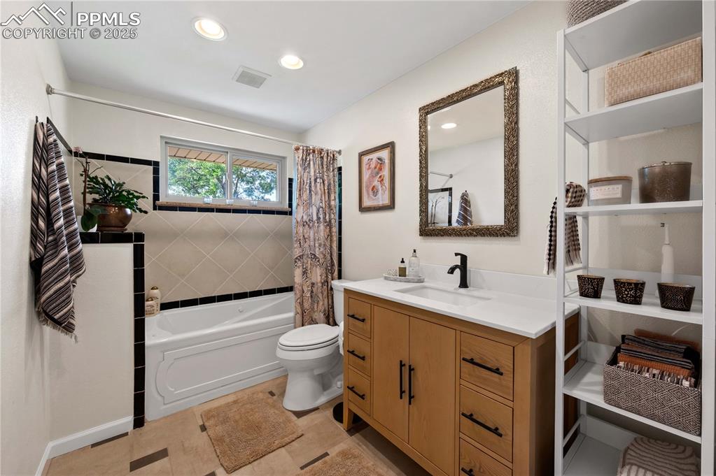 Image 14 of 34: Bathroom