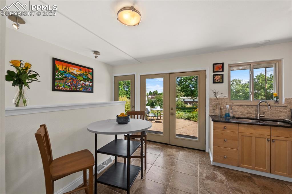 Image 8 of 34: Dining Area
