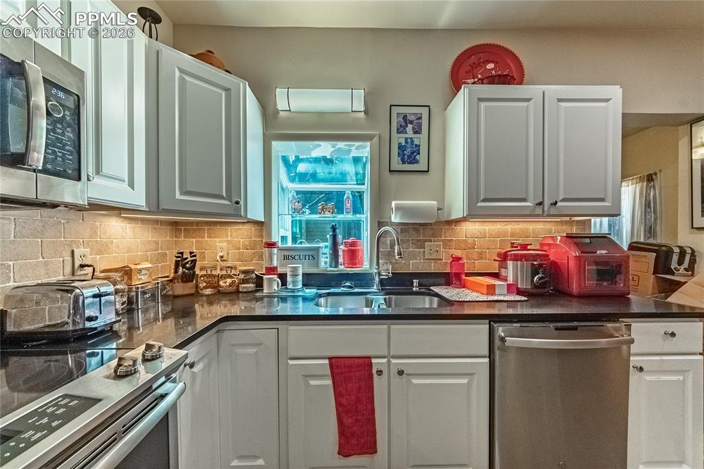 Image 16 of 42: Kitchen