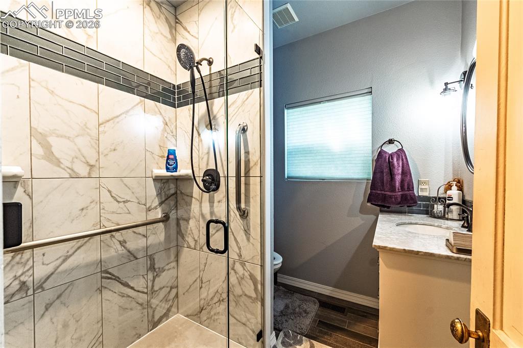 Image 23 of 42: Bathroom