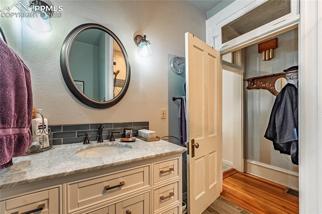 Image 24 of 42: Bathroom