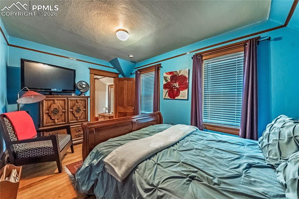 Image 26 of 42: Bedroom