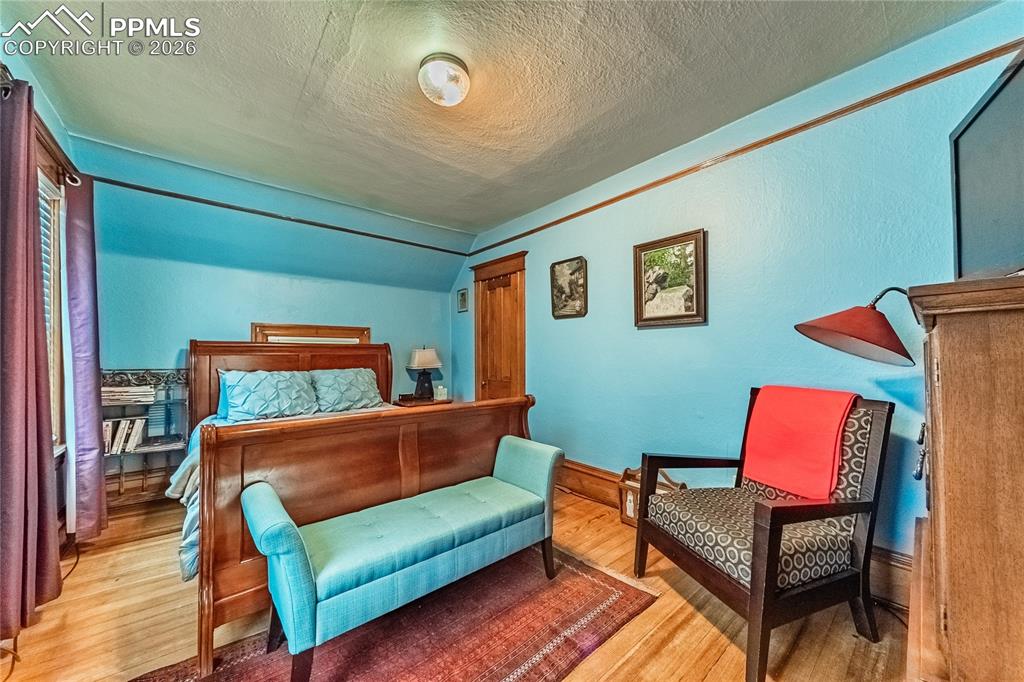 Image 27 of 42: Bedroom