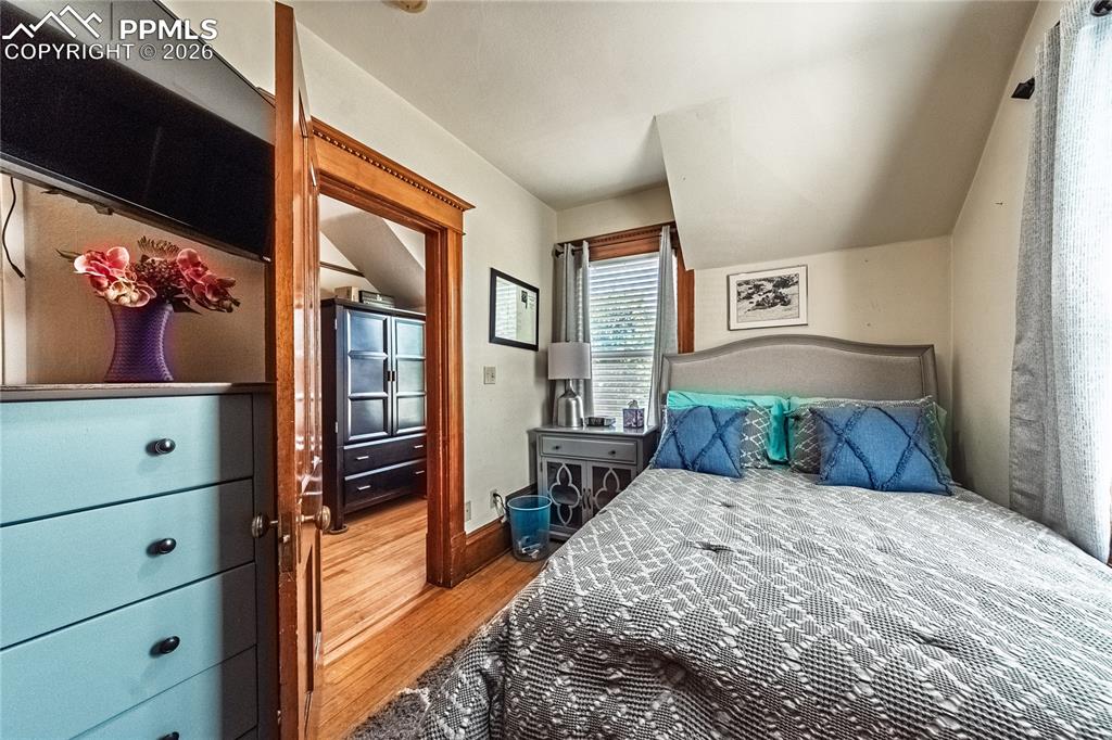 Image 29 of 42: Bedroom