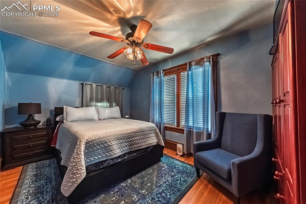 Image 30 of 42: Bedroom