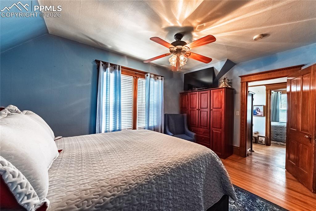 Image 31 of 42: Bedroom