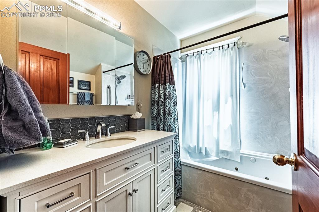 Image 32 of 42: Bathroom