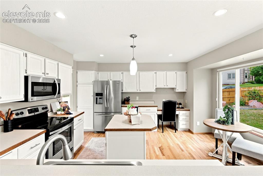 Image 11 of 27: Kitchen
