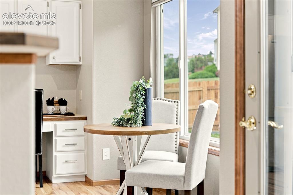 Image 12 of 27: Breakfast Nook
